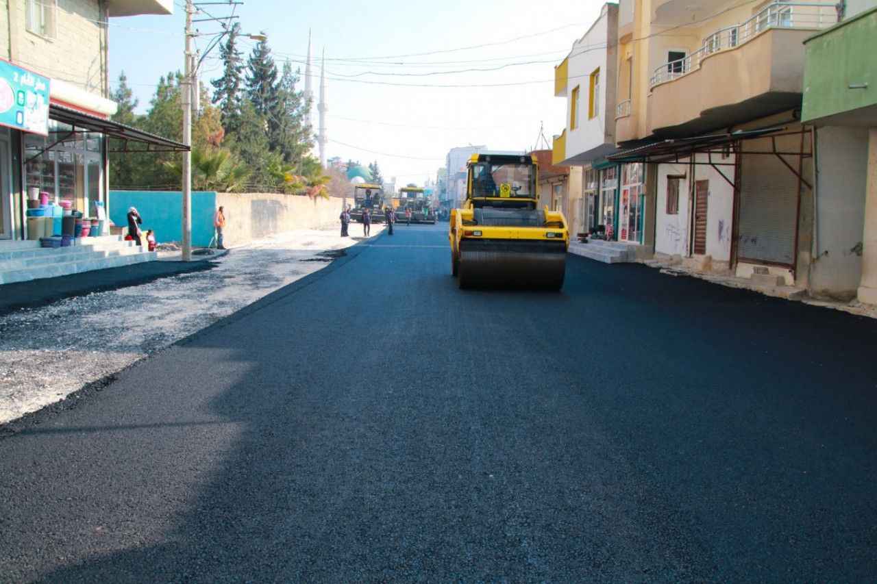 Akçakale’de Ziya Gökalp Caddesinde asfalt çalışması