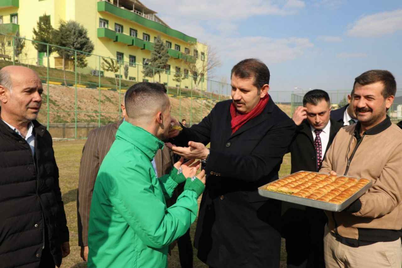 Vali Ayhan'dan futbolculara elleriyle baklava ikramı