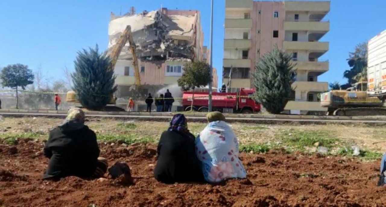 Şanlıurfa'da riskli binalar yıkılıyor