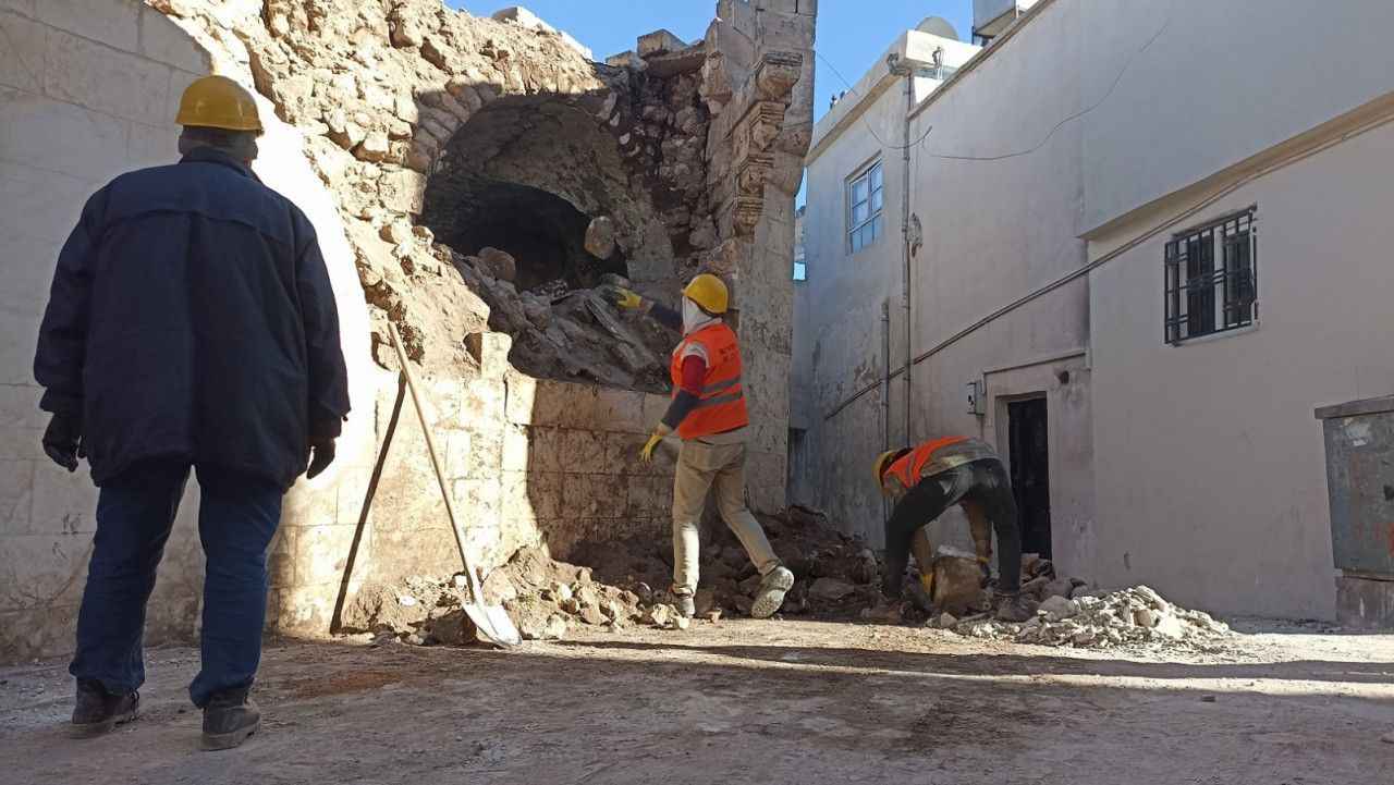 Eyyübiye’de tarihi sokaklarda oluşan yıkıntılar temizleniyor