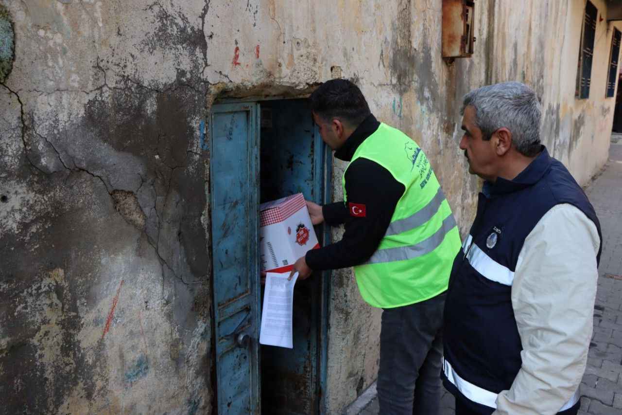 Depremzedelerin gıda kolileri evlerine ulaştırılıyor