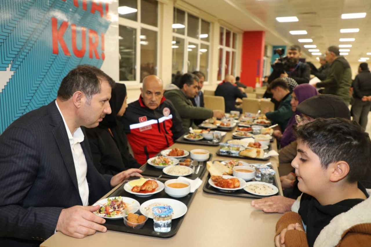 Bakan ve Urfa protokolü depremzedelerle yemekte buluştu