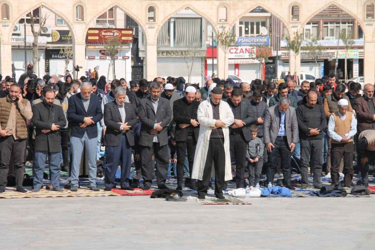 Urfa’da depremlerde vefat edenler için gıyabi cenaze namazı kılındı