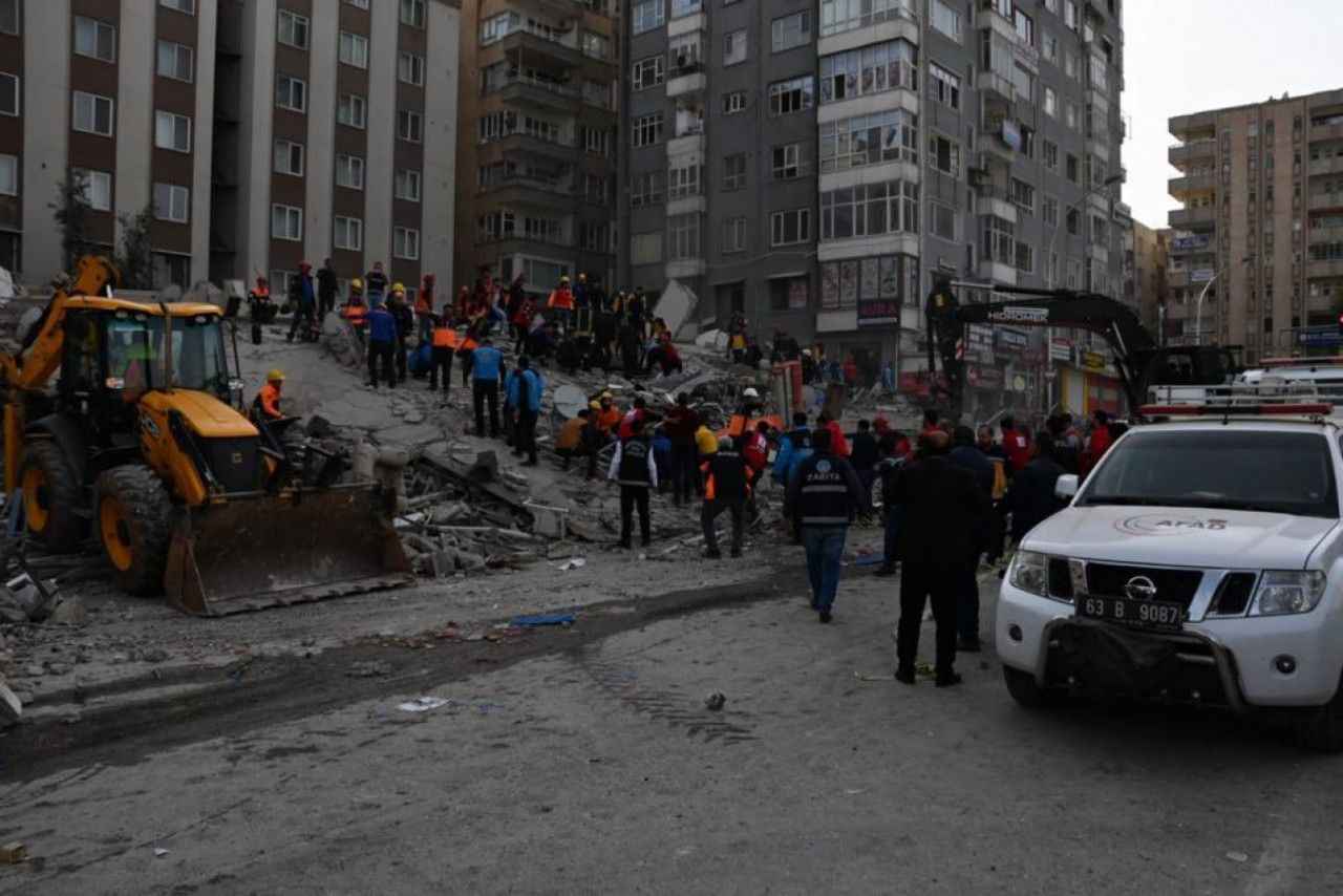 Vali Ayhan açıkladı: 1 yaralı var, enkazda bir ize rastlanmadı