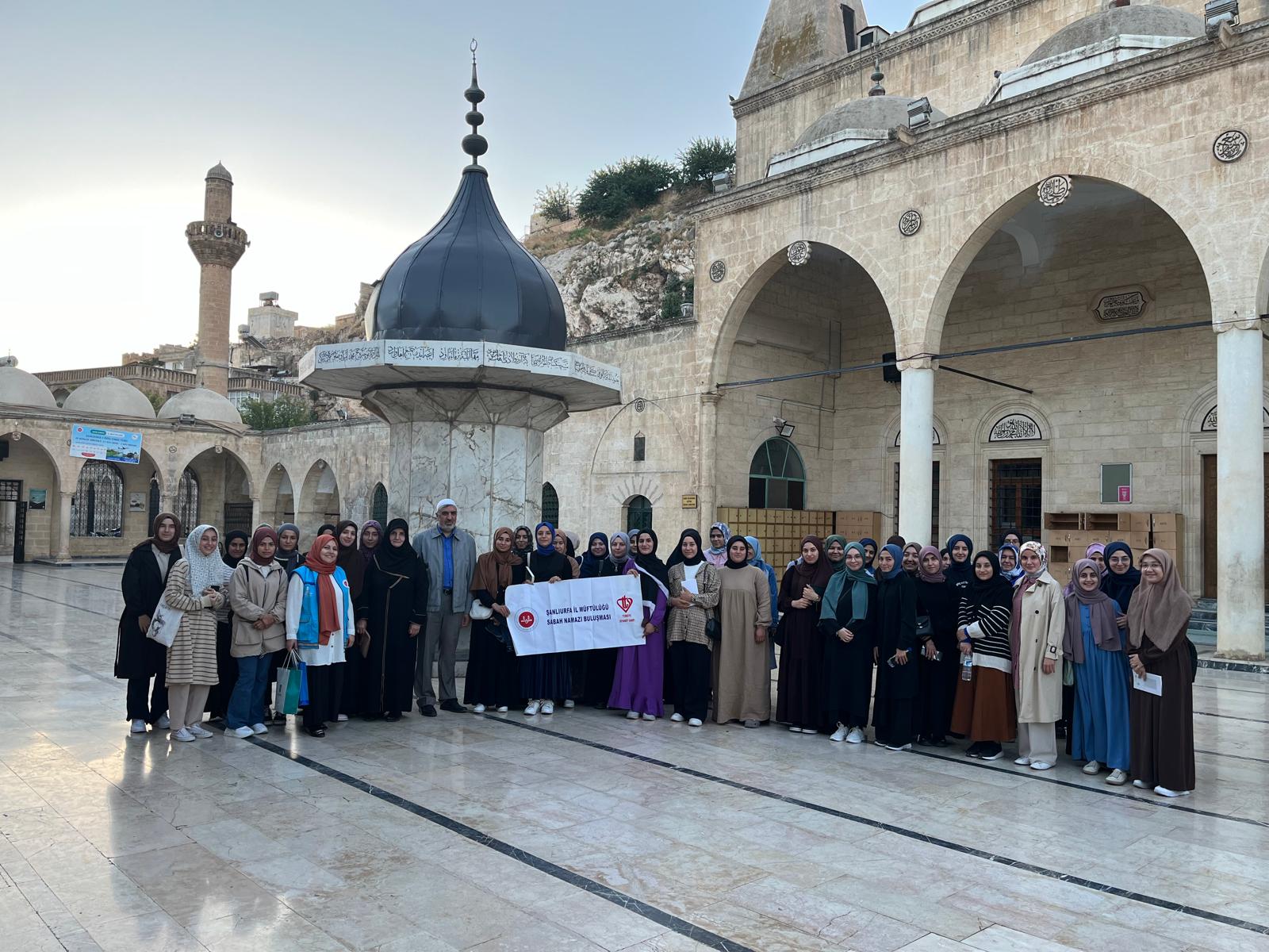 Şanlıurfa’da öğrenciler sabah namazında bir araya geldi!