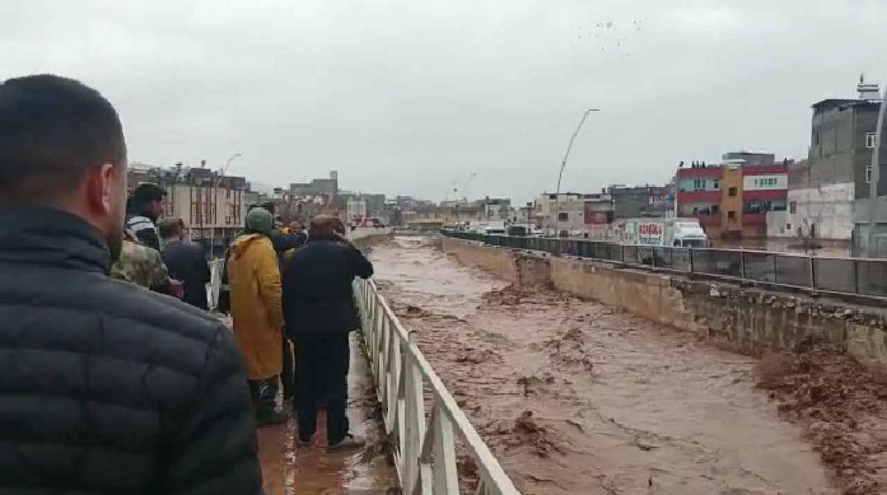 Şanlıurfa Valiliği'nden uyarı: Zemin ve bodrum katlardaki konutları acilen boşaltın