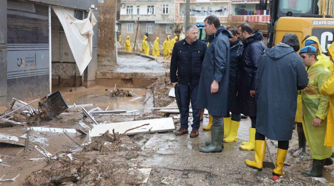 Urfa'da etkili olan sağanak yağış nedeniyle binlerce personel ve araç sahada