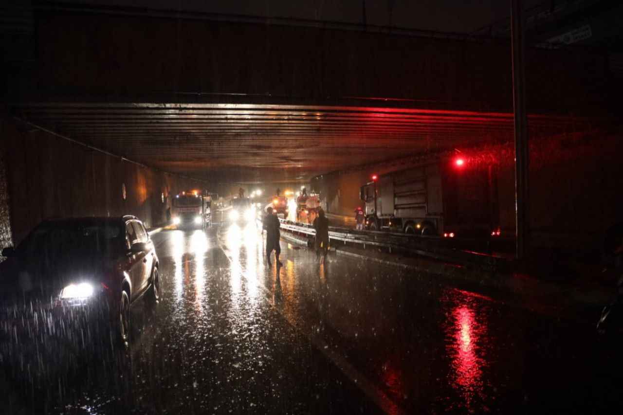 Büyükşehir ekipleri çalışmalarını gece boyunca sürdürdü