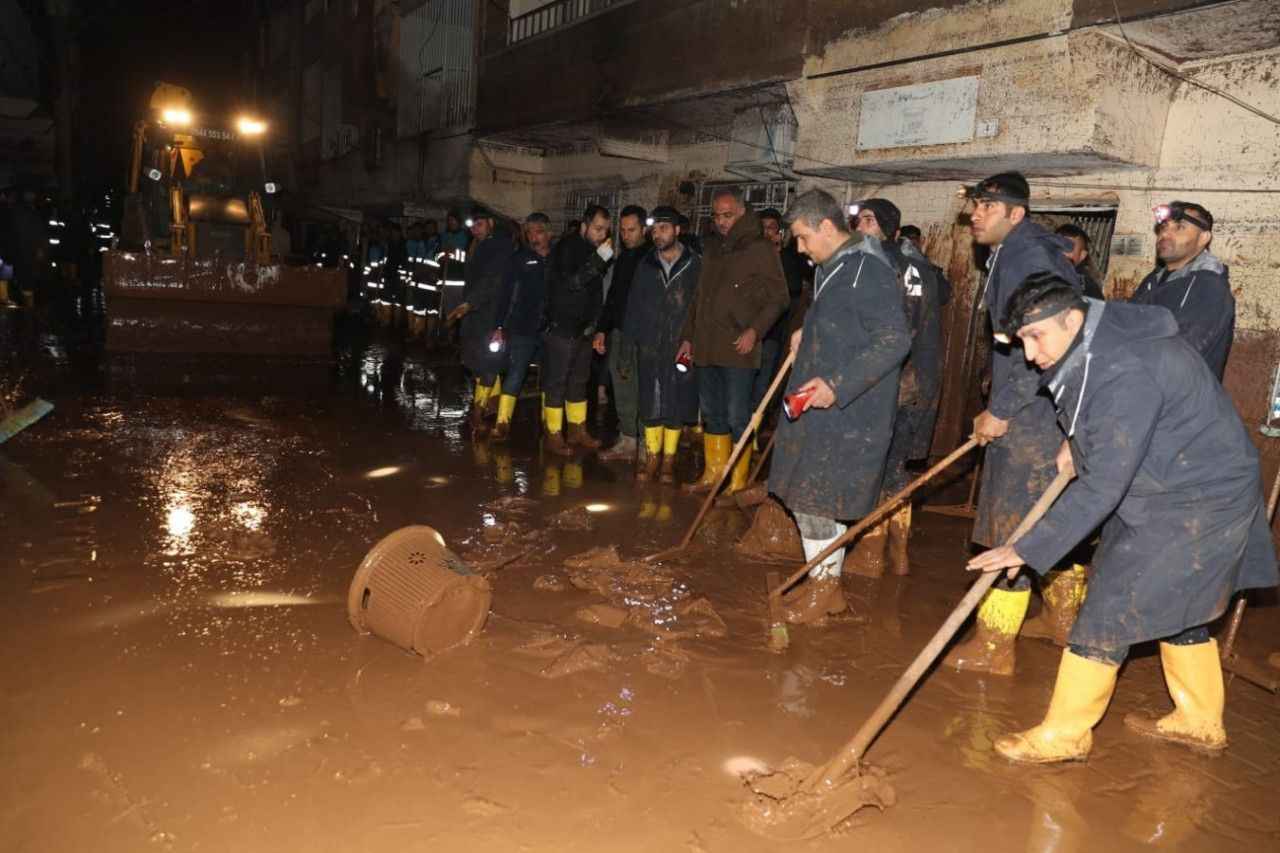 Eyyübiye Belediyesi ekipleri selden etkilenen mahallelerde çift vardiya halinde çalışıyor