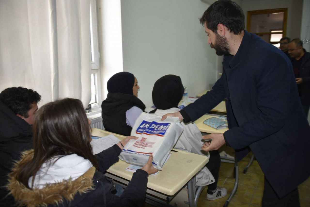 Üniversite adaylarına kitap desteği