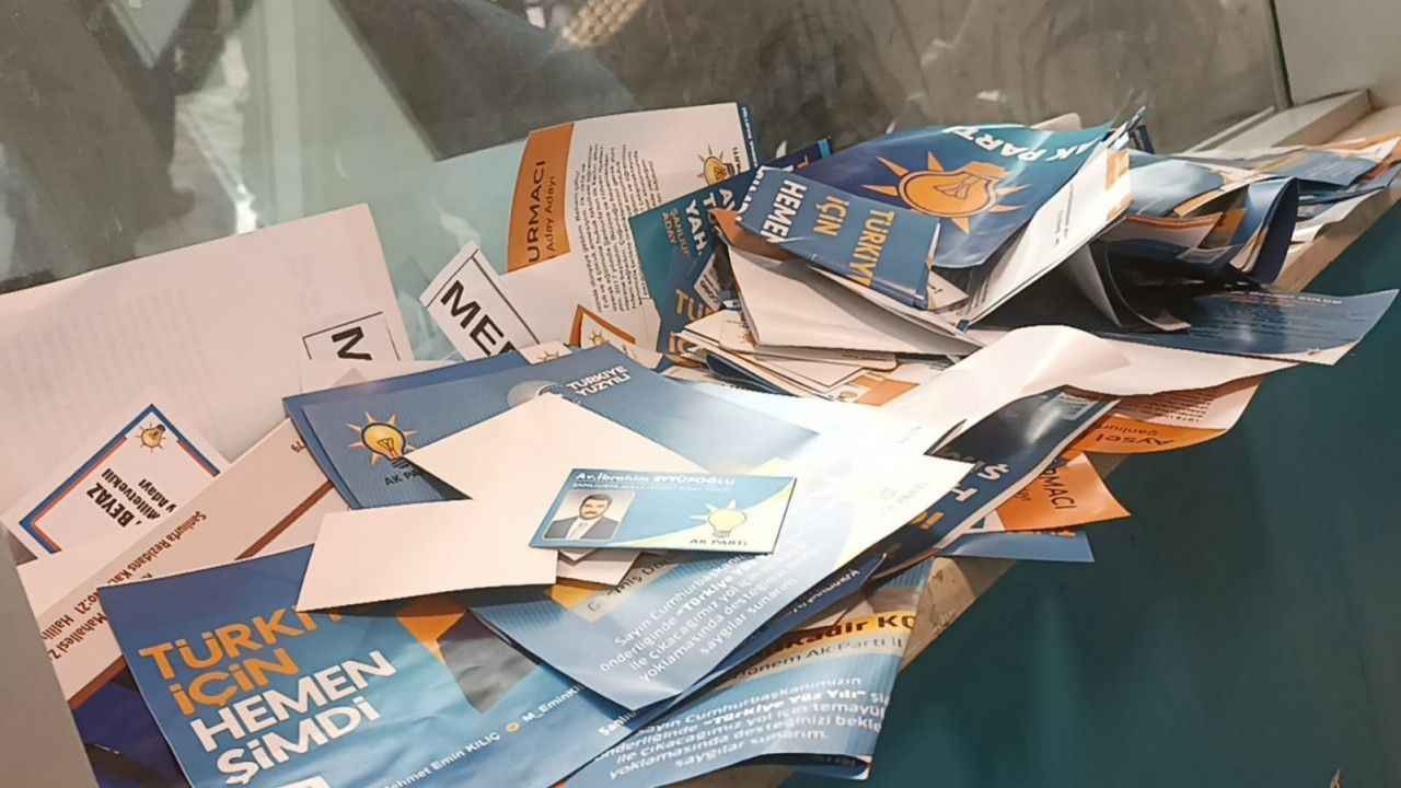 AK Parti’nin temayül yoklamasında broşürlerin yerlere atılması dikkatlerden kaçmadı