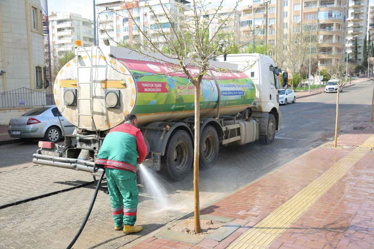 Karaköprü’de sel sonrası çamurlu yollar temizleniyor