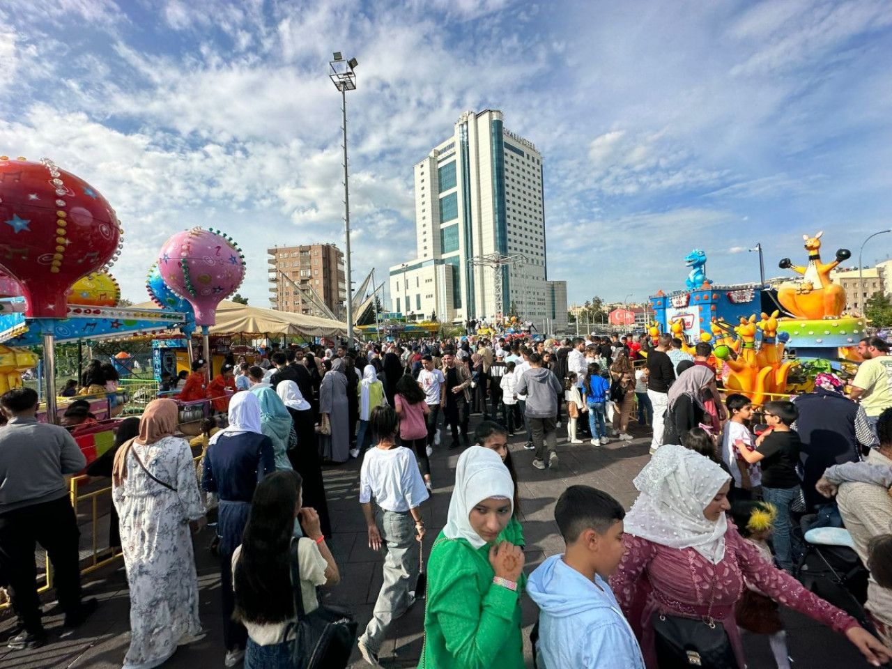 Urfa'da bayramın 2'nci gününde lunapark yoğunluğu