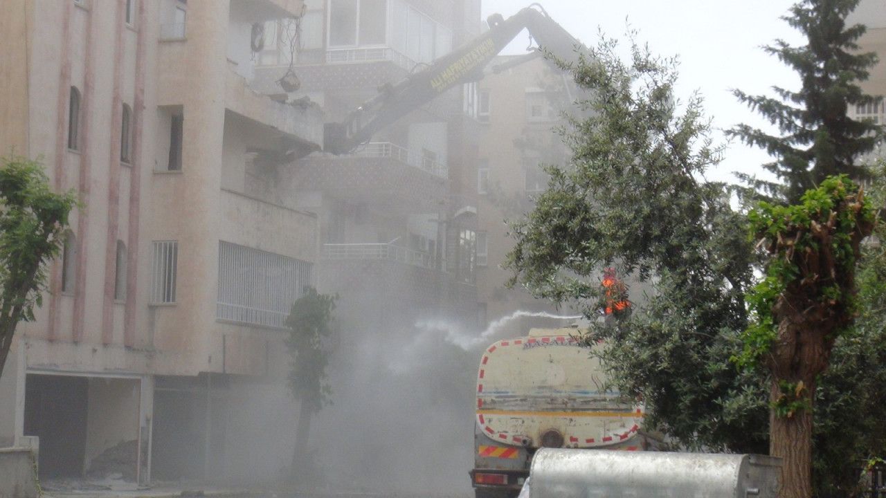 Haliliye'deki hasarlı binanın kontrollü şekilde yıkımı yapılıyor