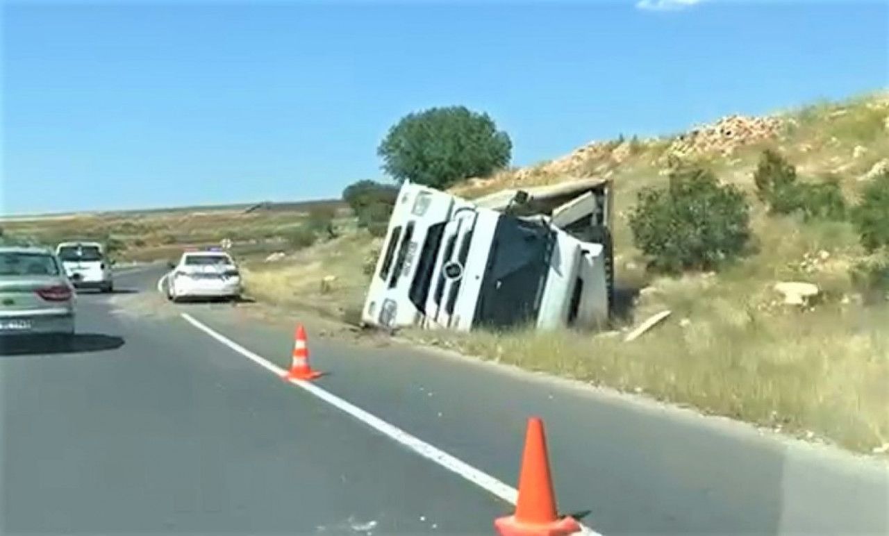 Şanlıurfa’da kamyon devrildi!