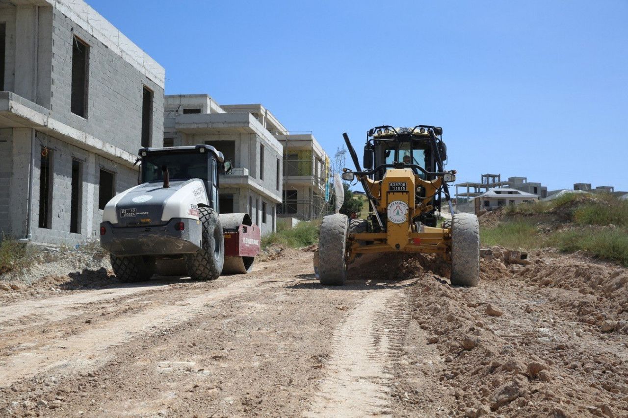 Karaköprü’de yol ihtiyacı olan mahallelere yeni yollar açılıyor