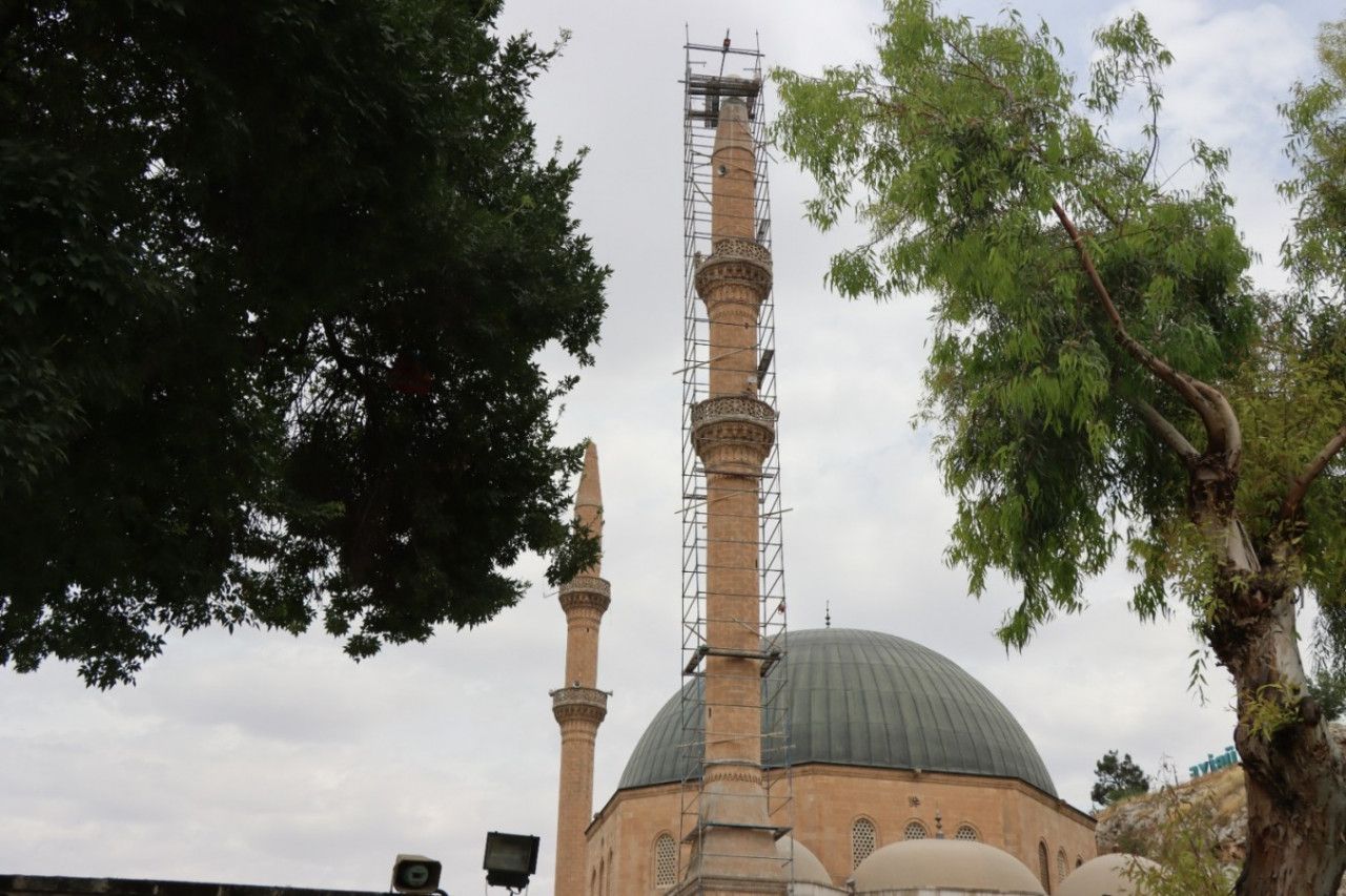 Depremde minaresi hasar gören Dergah Camii’ndeki onarım sürüyor