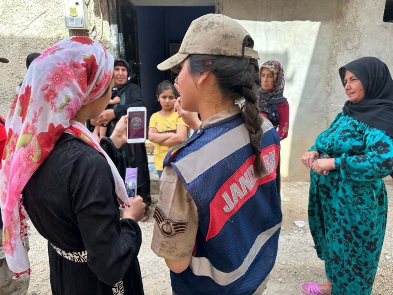 Urfa’da jandarma ekipleri KADES uygulamasını tanıttı