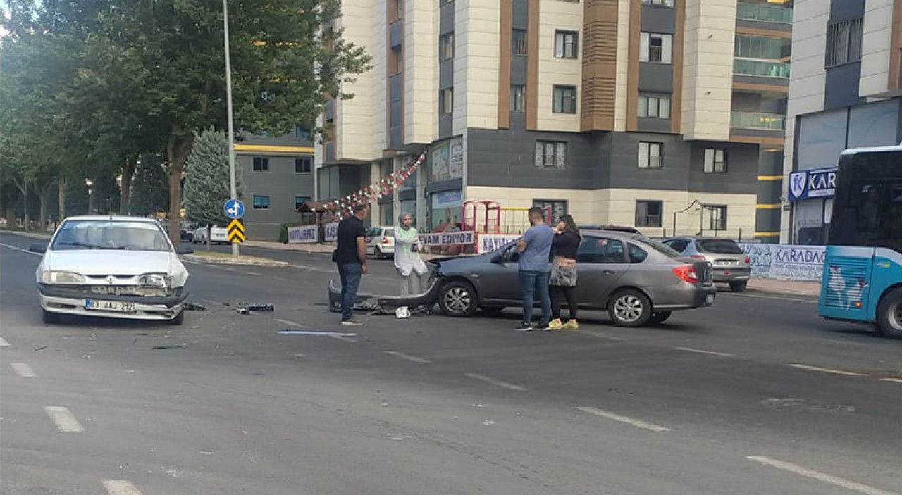 Karaköprü’deki kazada iki otomobil çarpıştı