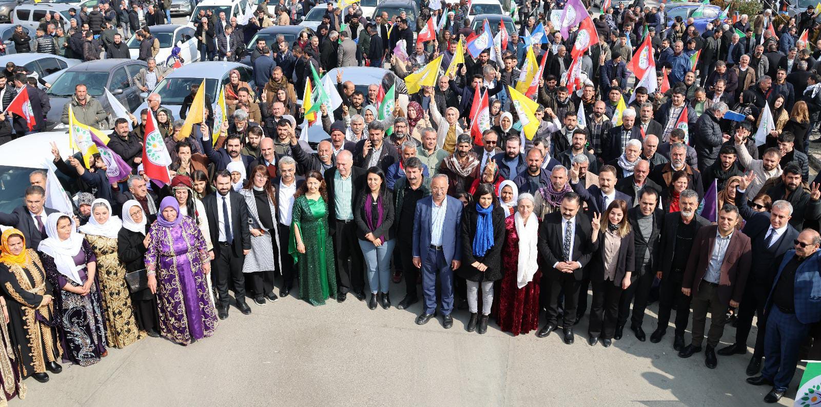 “Demokratik belediyeyi kurmaya geliyoruz”  DEM Parti adayları Şanlıurfa'da coşkuyla karşılandı