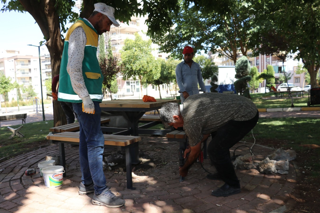 Karaköprü’de parklar bakımla güzelleşiyor