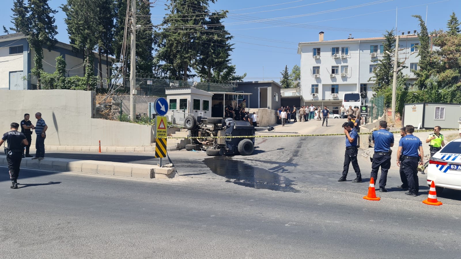 Urfa'da zırhlı polis aracı devrildi! 1 polis yaralı