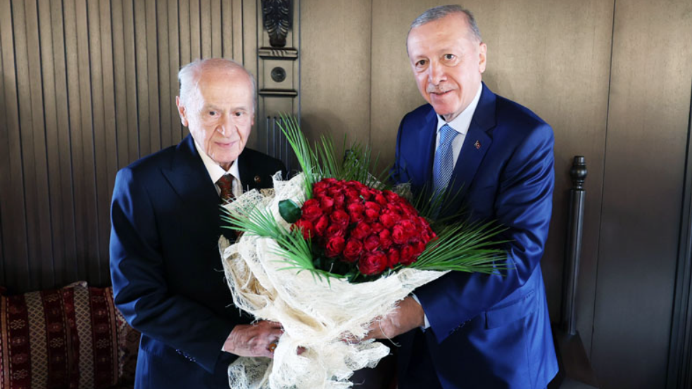 Cumhurbaşkanı Erdoğan, Bahçeli'ye 76 adet gül verdi!