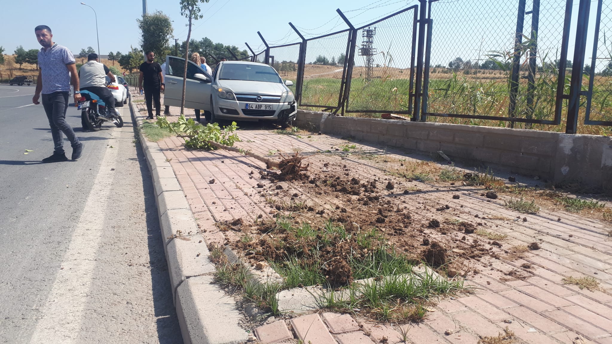 Haliliye’de sürücü virajı alamadı: Kaldırıma çıktı