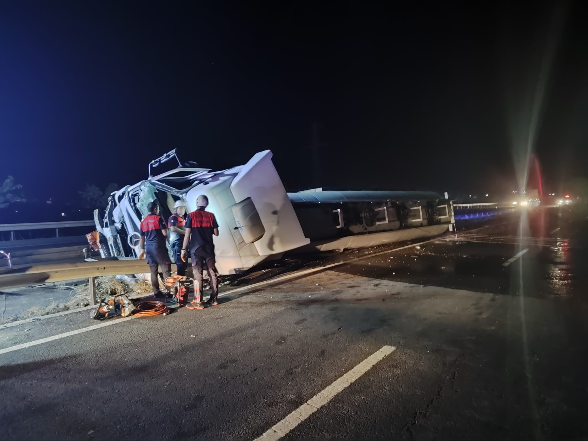 Şanlıurfa’da yakıt yüklü tanker devrildi: Sürücü hayatını kaybetti