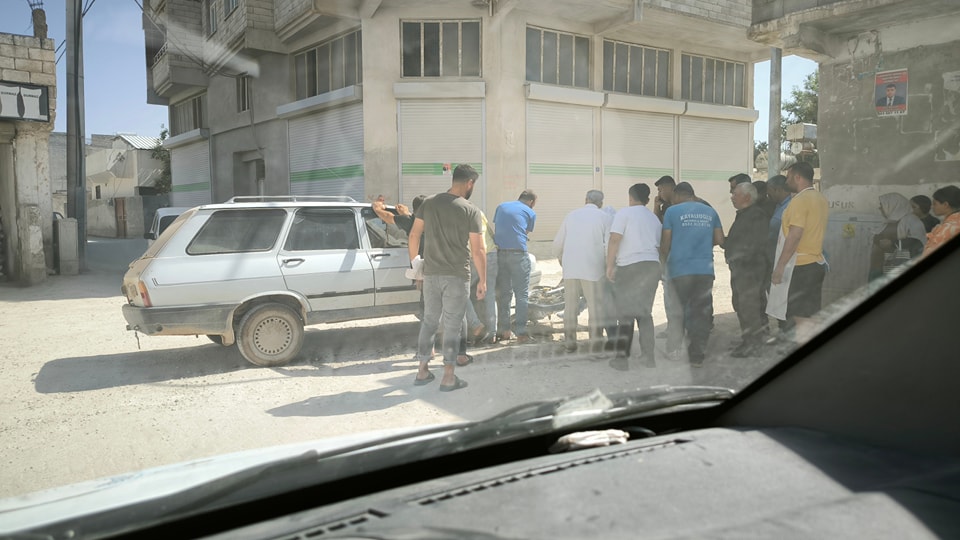 Akıl almaz kaza: Şanlıurfa’da motosiklet aracın altına girdi