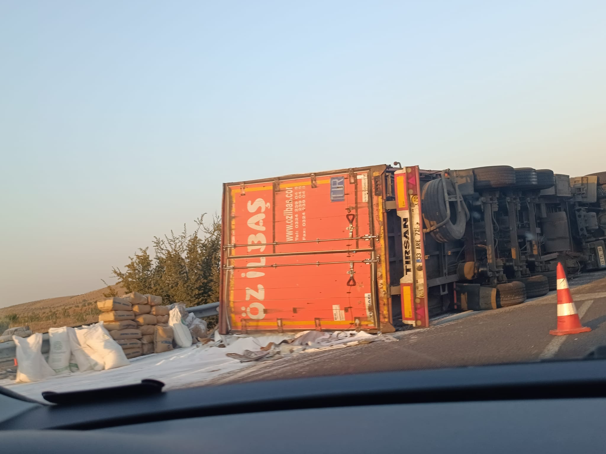 Birecik’te tır devrildi: Yol trafiğe kapatıldı