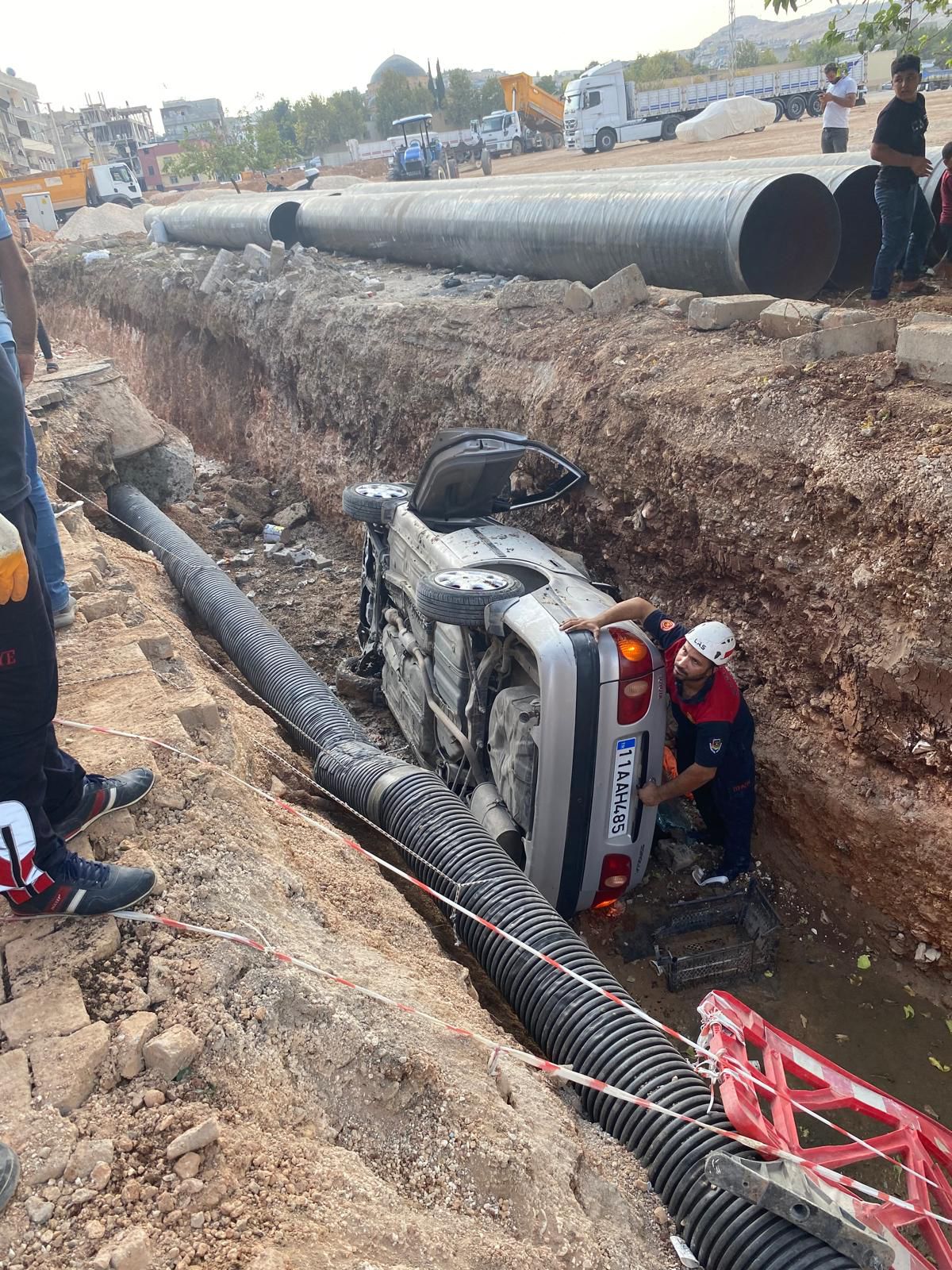 Şanlıurfa’da otomobil çukura düştü: Yaralı var