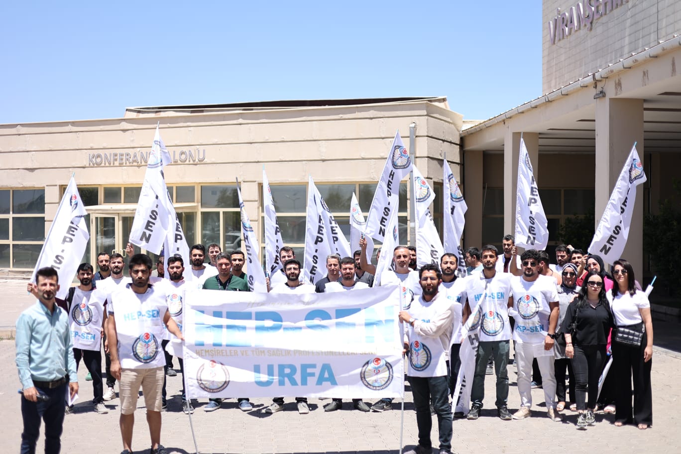 Şanlıurfa’da sağlıkçılardan hastane önünde eylem!   "Liyakatsiz yönetime ve mobbinge hayır"