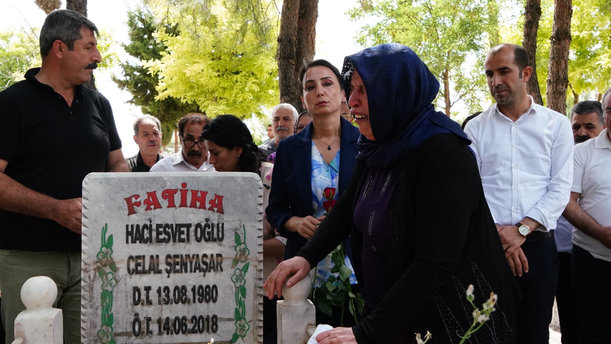 Hayatını kaybedenler mezarı başında anıldı: Emine Şenyaşar mezar başında uzun süre ağıt yaktı