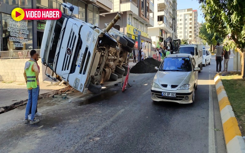 Karaköprü’de kum yüklü tır devrildi