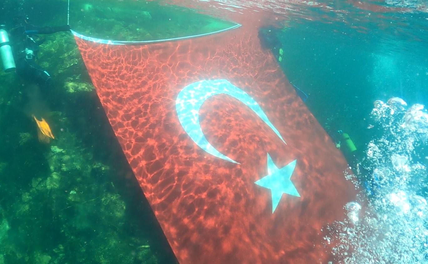 Türk Bayrağı Fırat Nehri'nin altında ve üstünde dalgalandırıldı