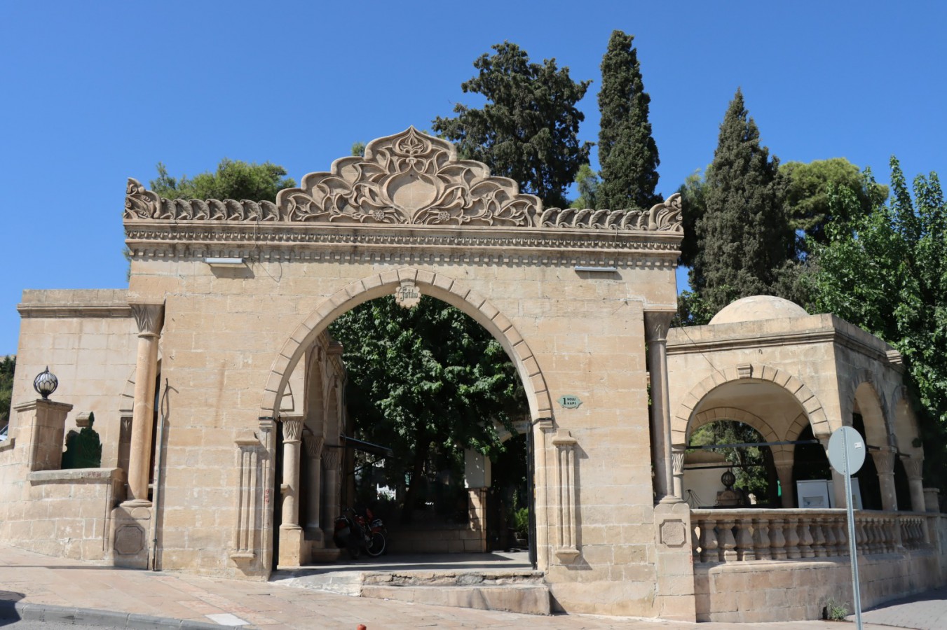 Şanlıurfa'da mezarlıklardaki gizem!