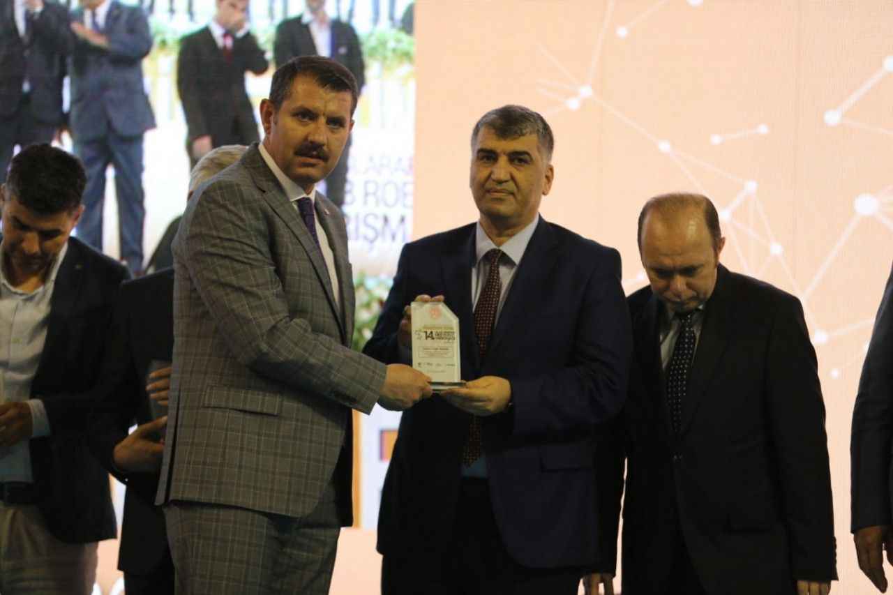 Şanlıurfa Valisi Ayhan’dan İl Sağlık Müdürü Gülüm’e plaket