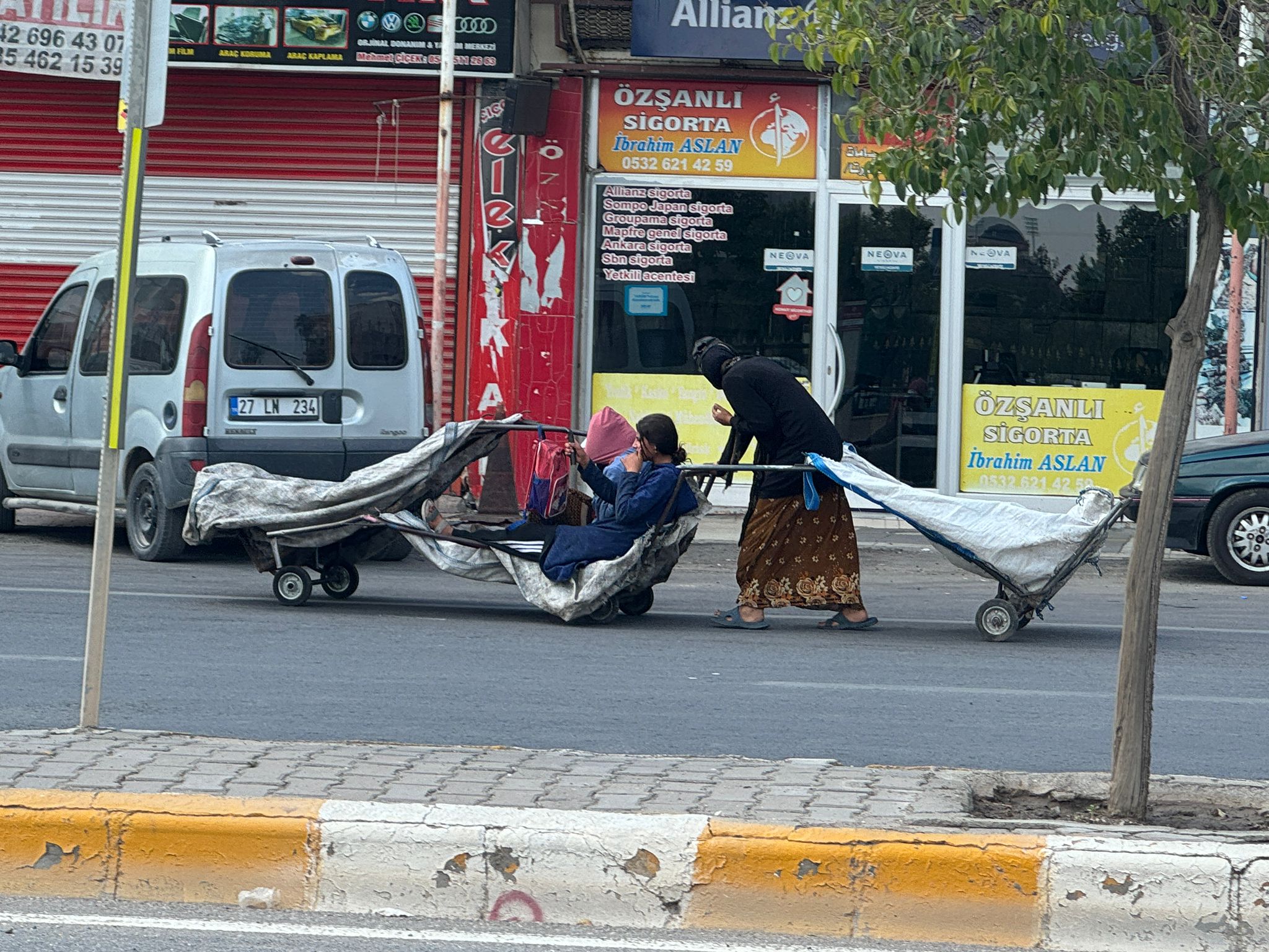 Şanlıurfa’da kağıt toplayan çocukların görüntüleri 'iç ısıttı”