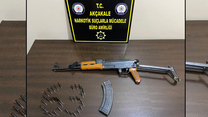 Akçakale'de narkotik operasyonu: Uyuşturucuyla birlikte kalaşnikof ele geçirildi