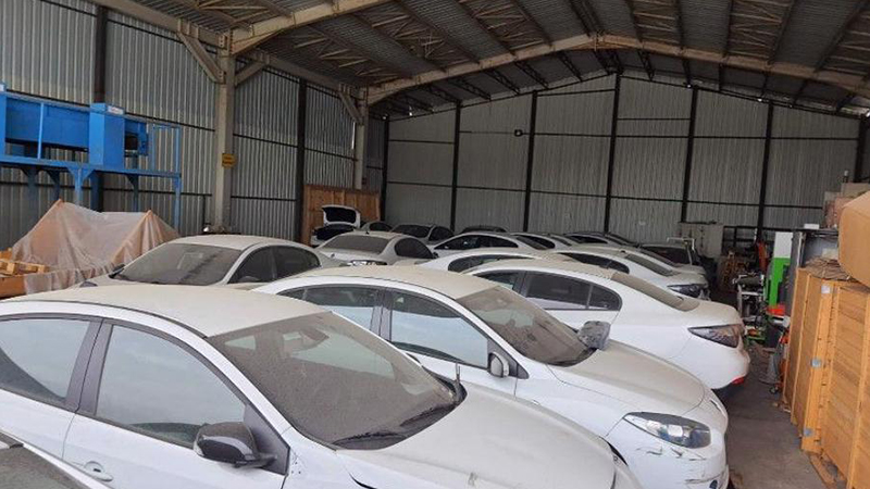 Sıfır otomobiller çürümeye terk ediliyor: İşte elektrikli araba çöplüğü…