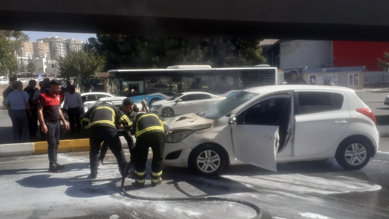 Şanlıurfa’nın göbeğinde korku dolu anlar! Seyir halindeki araç alev aldı