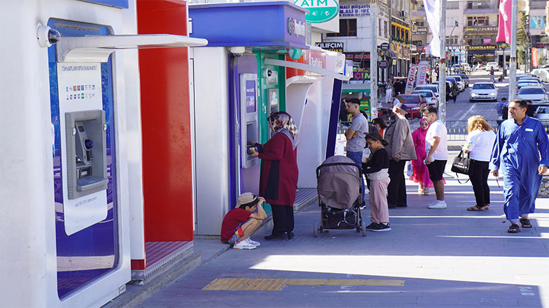 ATM’ye giden beş parasız dönüyor! Para dayanmıyor…