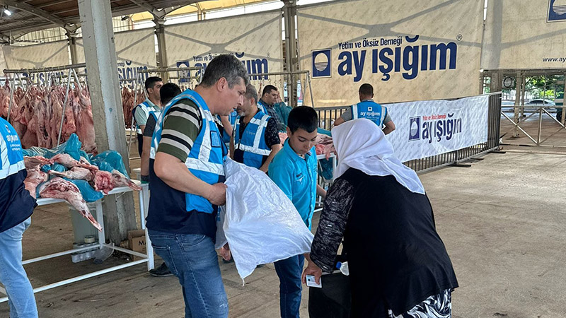 Ay Işığım Derneği "Kurban yetimin olsun" kampanyası ile muhtaç ailelere ulaştı