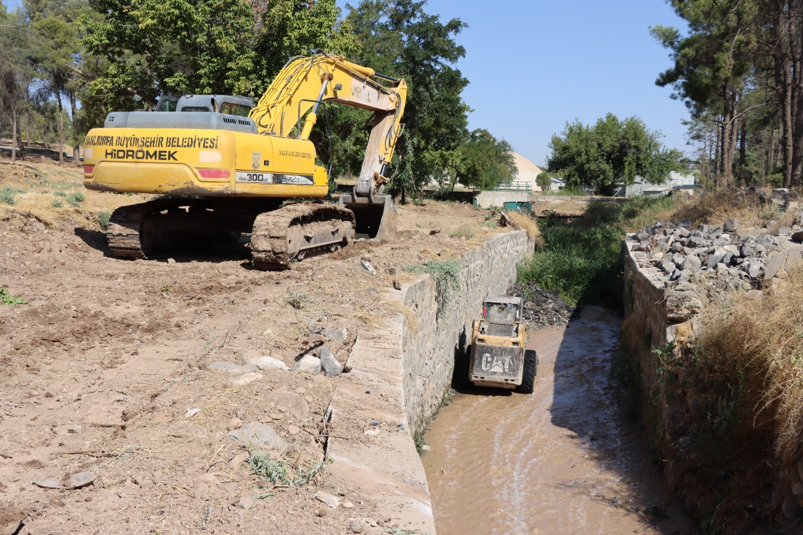 Şanlıurfa’da kış öncesi taşkın derelerde temizlik!