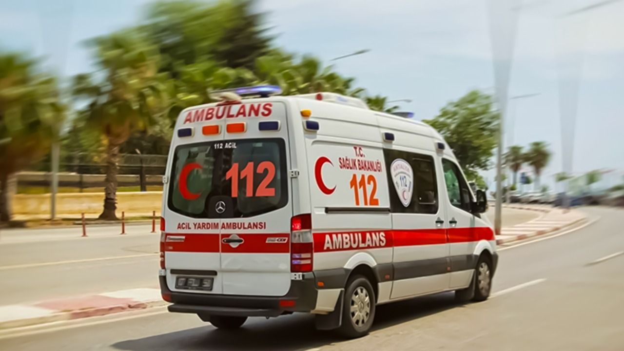 Ambulansla hafif ticari araç kafa kafaya çarpıştı: 4 ölü, 1 yaralı