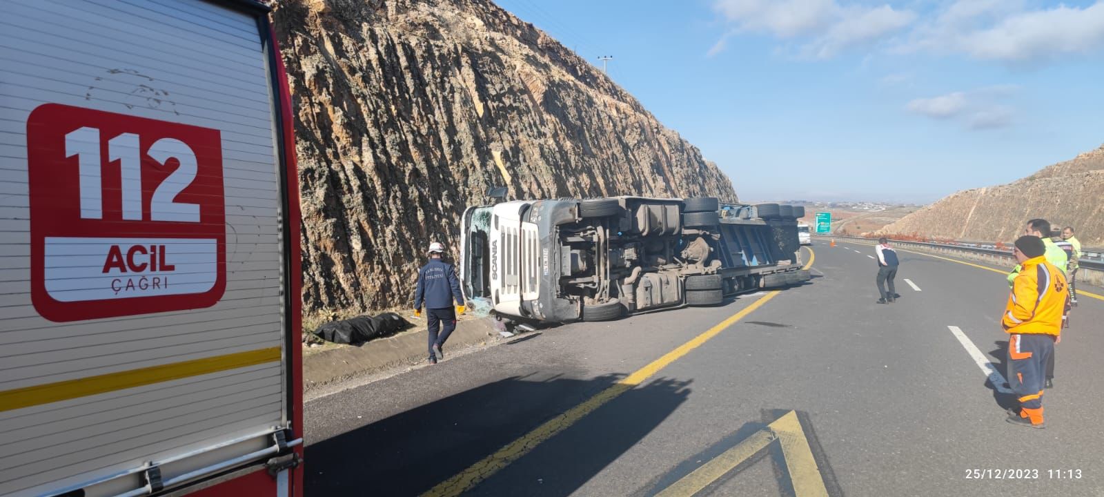 Şanlıurfa’da tır devrildi! Sürücü feci şekilde can verdi