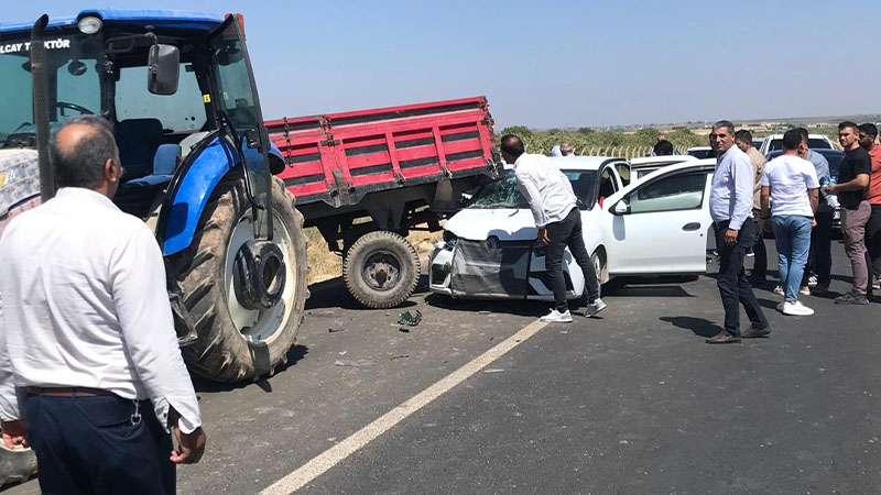 Şanlıurfa'da otomobil traktöre çarptı: 1 yaralı