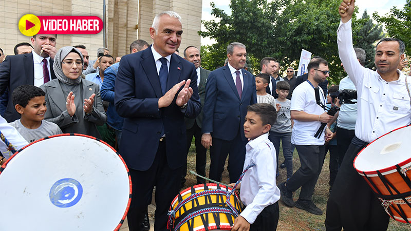 Bakan ve beraberindekiler hayranlıkla izledi: Kültür Yolu Festivali açılışında hayran bırakan davul şov!