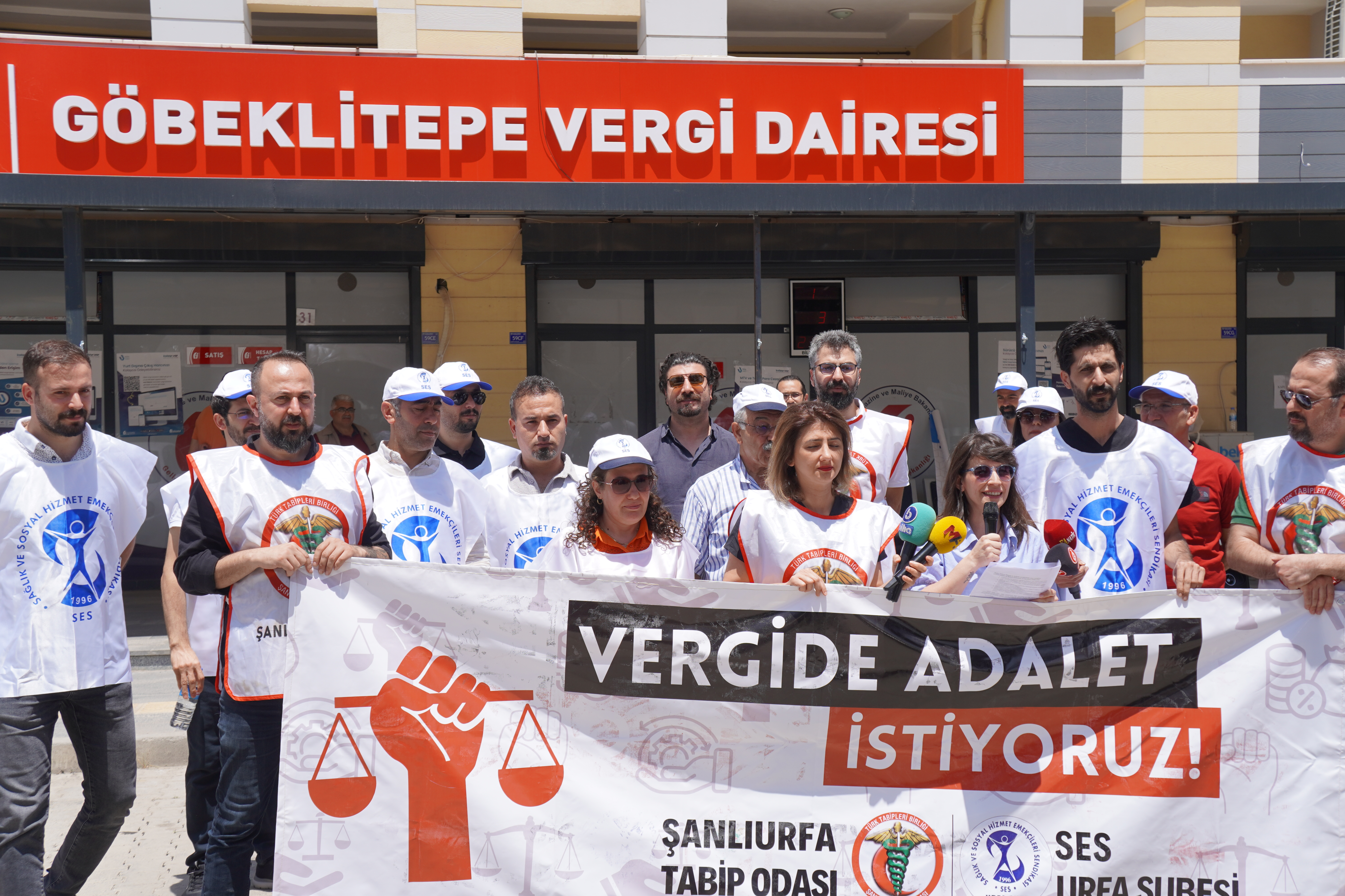 Vergi dairesi önünde sesler yükseldi: Vergide adaleti sağlayın yeter